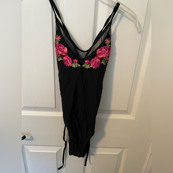 Rose embroidered swimsuit **** - Picture 2 of 3